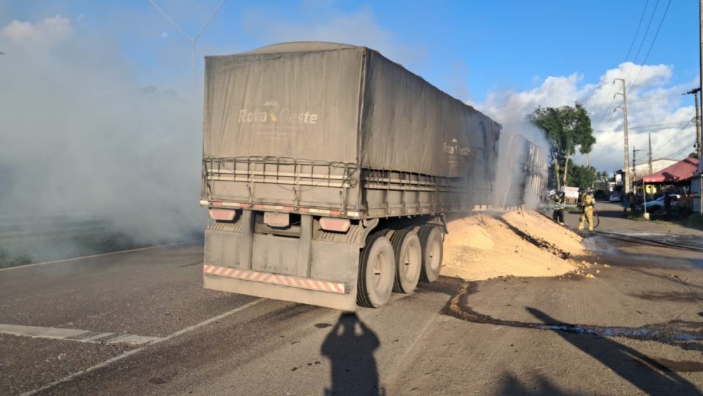 Caminhão pega fogo na BR-324 em Conceição do Jacuípe; pista foi interditada