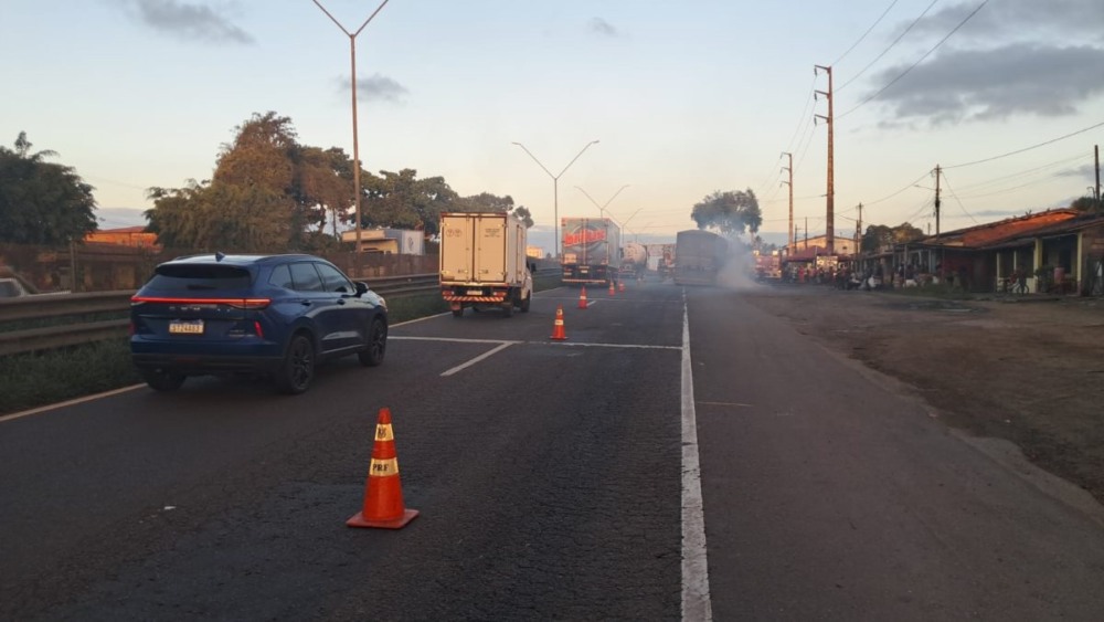 Caminhão pega fogo na BR-324 em Conceição do Jacuípe; pista foi interditada