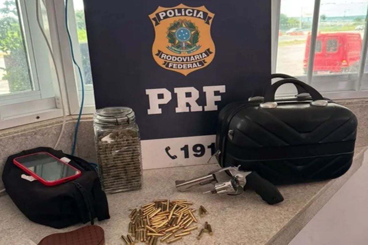 Cão farejador encontra drogas, arma e munições durante ação da PRF em Vitória da Conquista