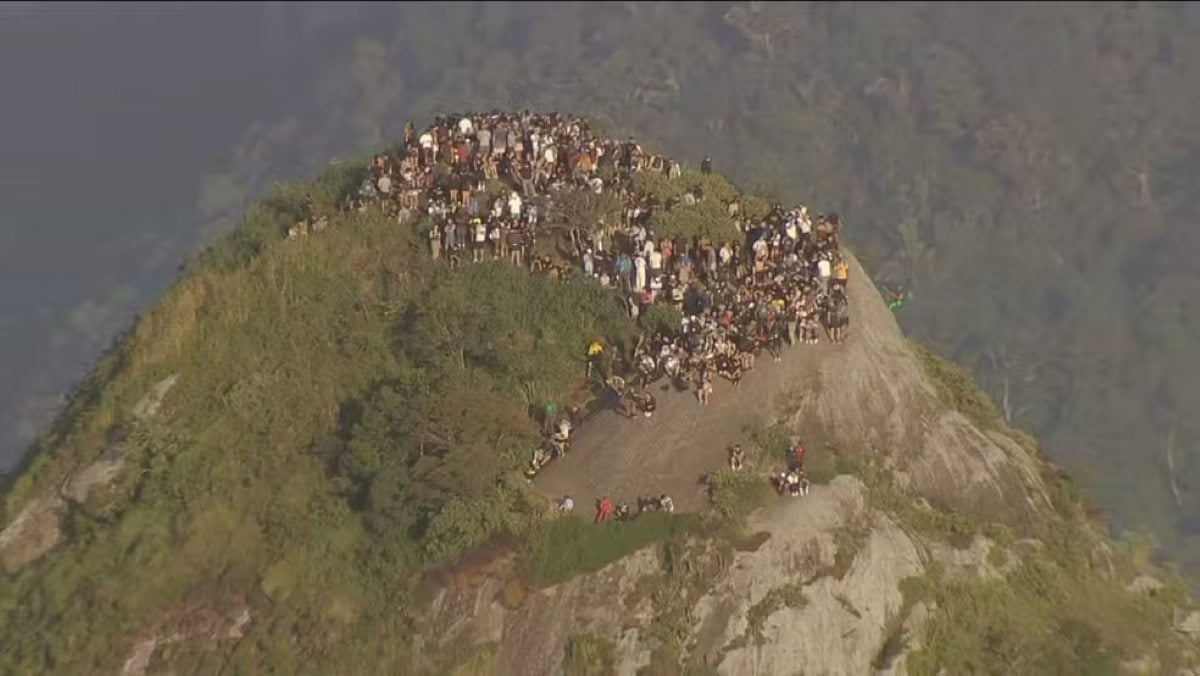 Cerca-de-200-turistas-ficaram-ilhados-no-Morro-Dois-Irmaos-Foto-Reproducao-TV-Globo.jpg