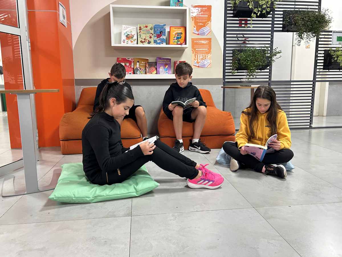 Crianças lendo