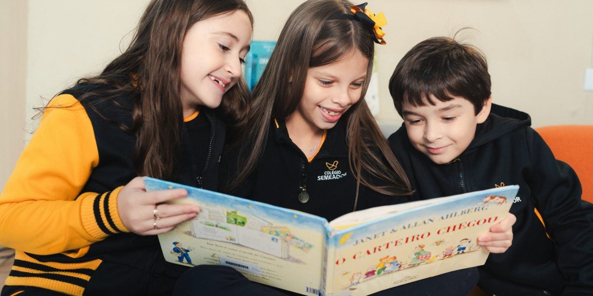 Crianças lendo