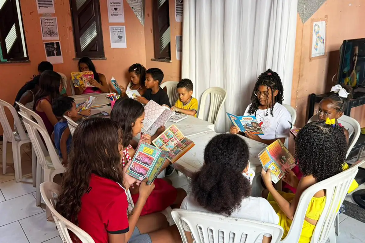 CRAS do Feira IX desperta gosto pela leitura com Clube do Livro