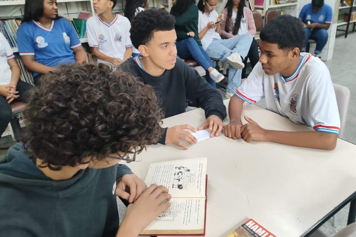 Estudante de Feira de Santana cria rede de incentivo à leitura com livros para aluguel, troca e venda