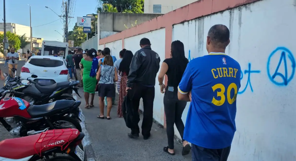 Filas longas no SAC da Rodoviária geram reclamações de usuários em Feira de Santana