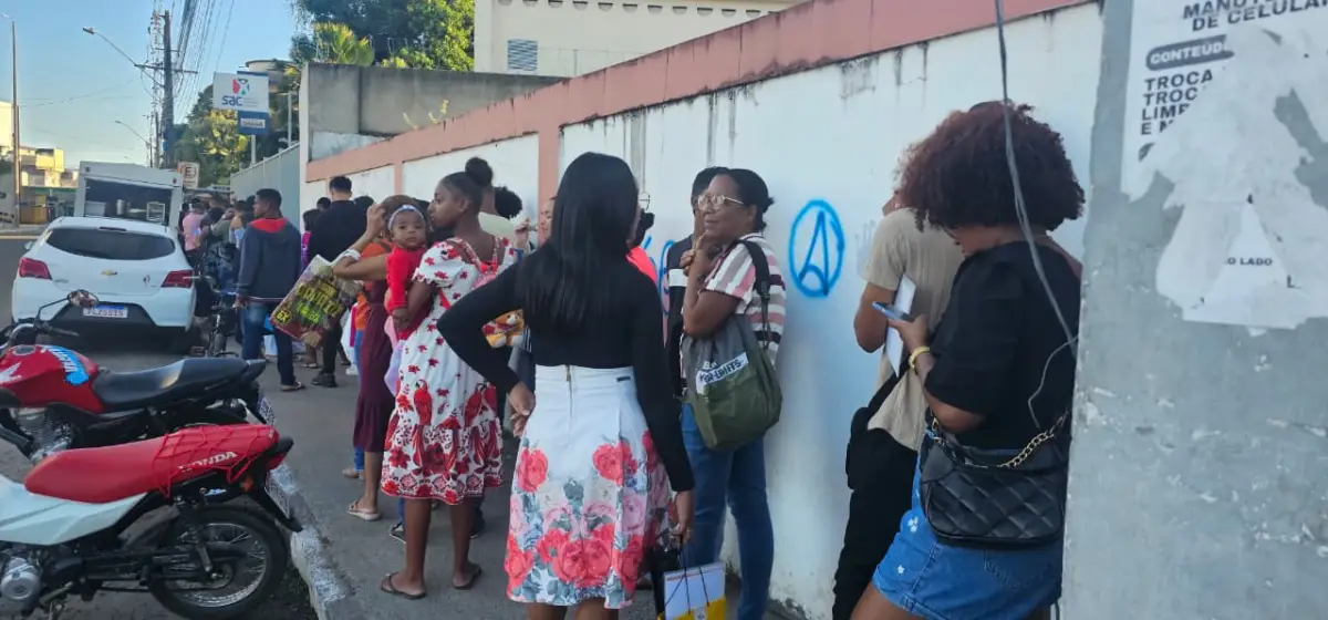 Filas longas no SAC da Rodoviária geram reclamações de usuários em Feira de Santana