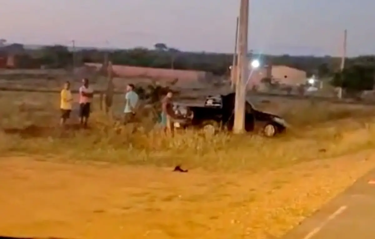 Motorista fica em estado grave após carro bater em poste na BA-120