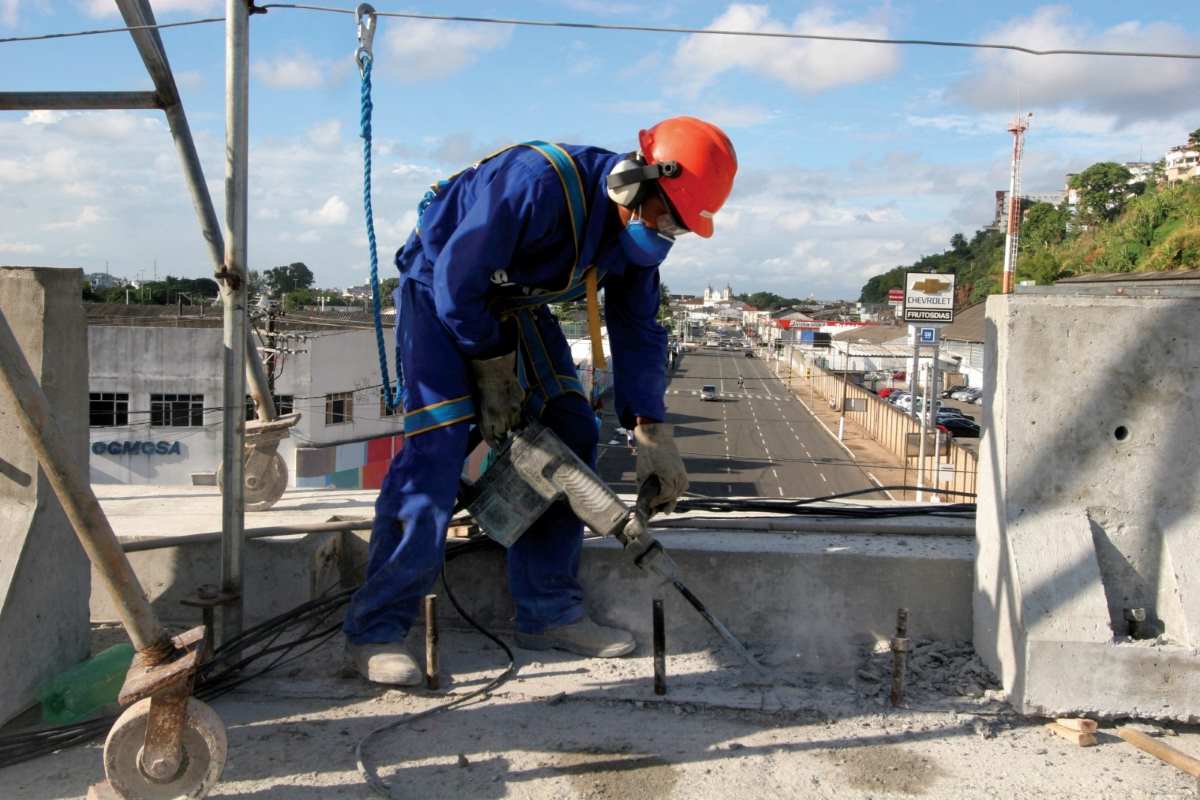 Homem trabalhando na construção civil