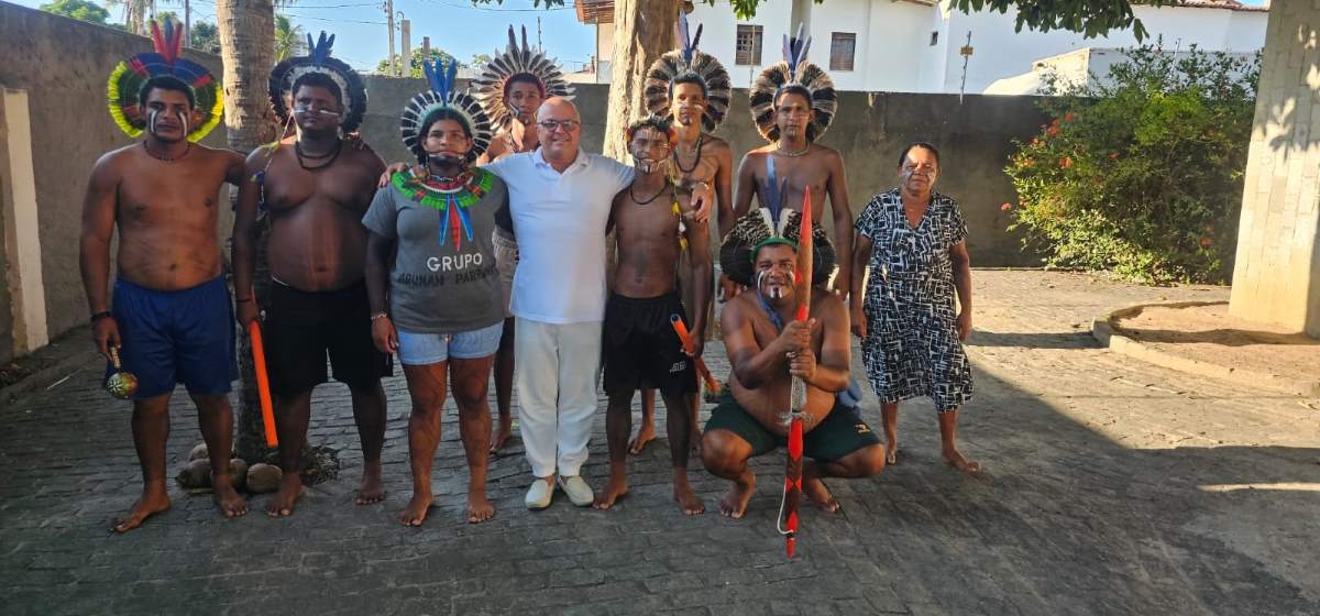 Indígenas da tribo Kariri-Xocó chegam em Feira de Santana para apresentações em celebração ao Dia dos Povos Indígenas