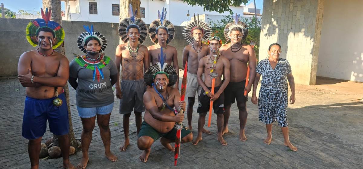 Indígenas da tribo Kariri-Xocó chegam em Feira de Santana para apresentações em celebração ao Dia dos Povos Indígenas