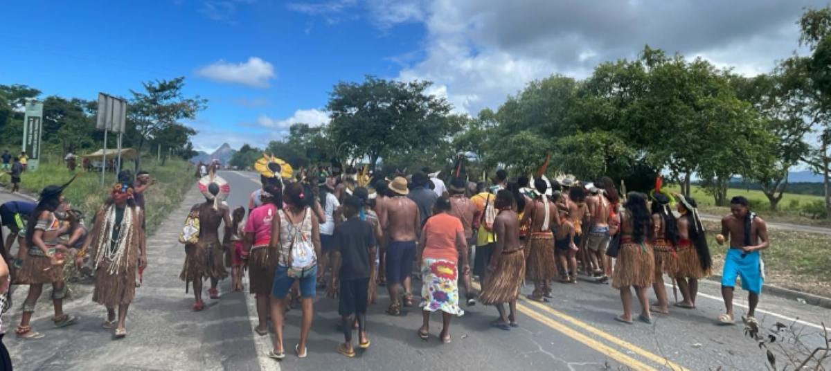 Indígenas liberam BR-101 após protesto contra prisão de cacique
