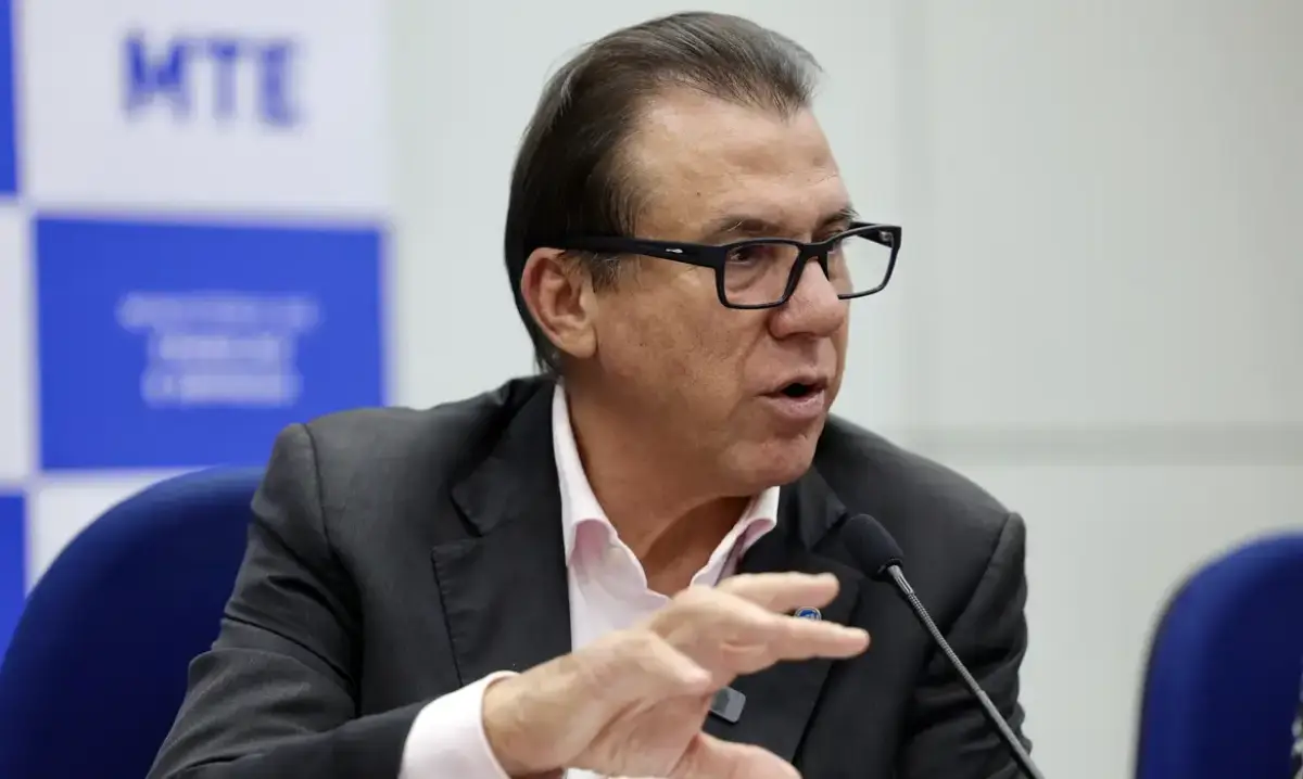 PECs da escala 6x1 não competem com proposta do governo, diz ministro do trabalho