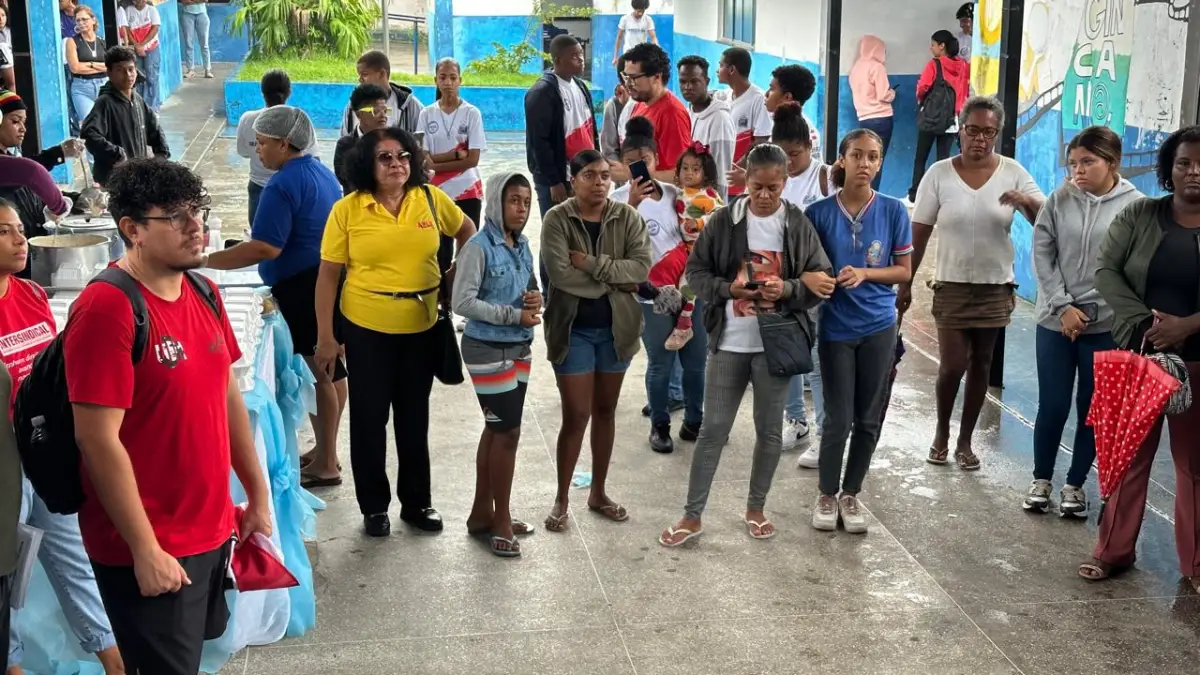 Manifestação contra fechamento do Colégio Georgina cobra nova escola em tempo integral no bairro Tomba