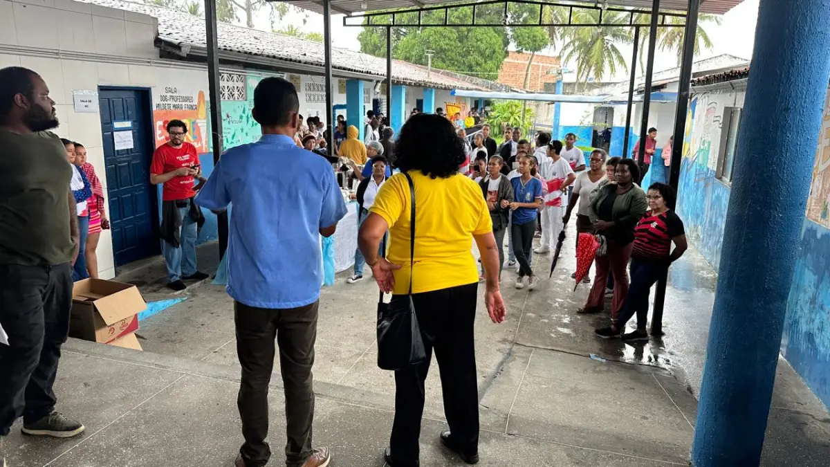 Manifestação contra fechamento do Colégio Georgina cobra nova escola em tempo integral no bairro Tomba