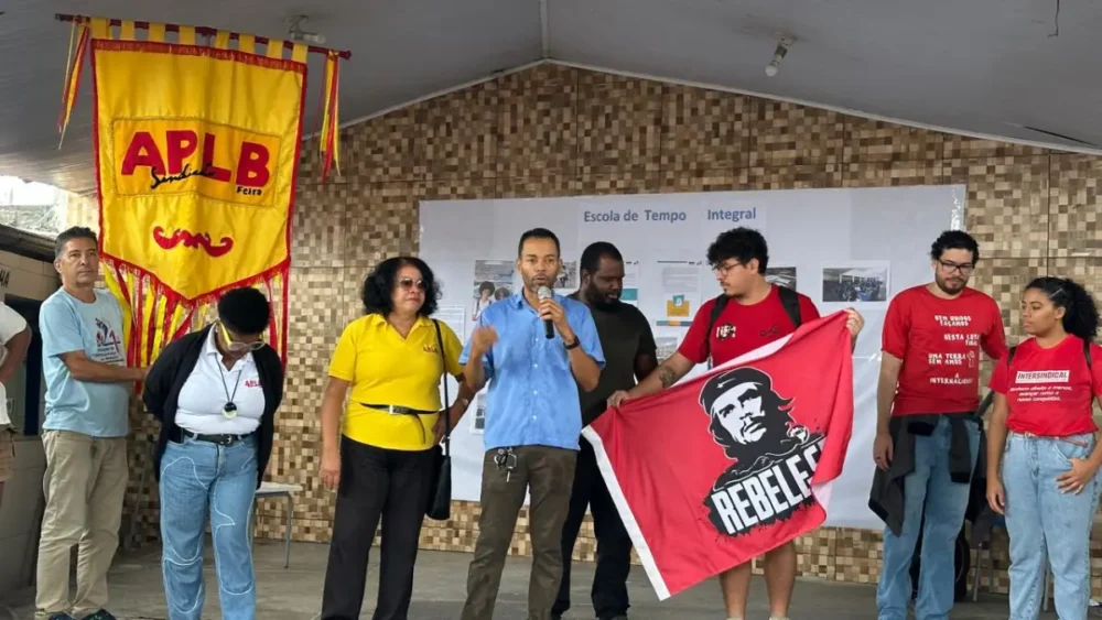 Manifestação contra fechamento do Colégio Georgina cobra nova escola em tempo integral no bairro Tomba