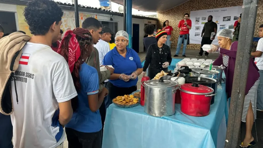 Manifestação contra fechamento do Colégio Georgina cobra nova escola em tempo integral no bairro Tomba