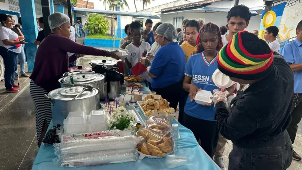 Manifestação contra fechamento do Colégio Georgina cobra nova escola em tempo integral no bairro Tomba