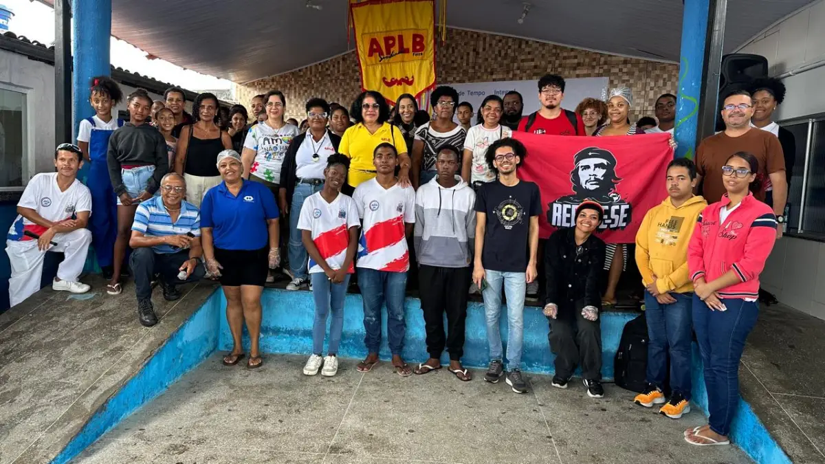 Manifestação contra fechamento do Colégio Georgina cobra nova escola em tempo integral no bairro Tomba