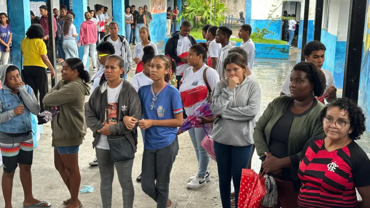 Manifestação contra fechamento do Colégio Georgina cobra nova escola em tempo integral no bairro Tomba