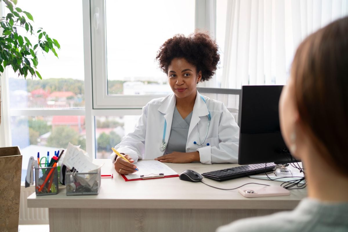 Mulher em atendimento médico fazendo check-up