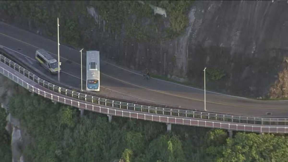Ônibus é usado como barricada na Avenida Niemeyer