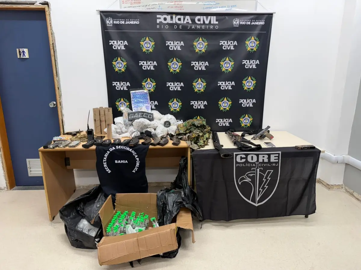 Operação no Rio de Janeiro captura mais três integrantes de facção e apreende fuzil, pistola e rádios comunicadores