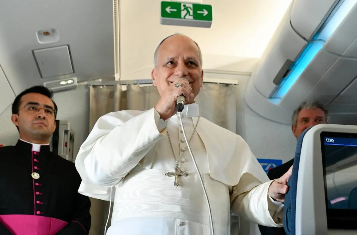 Papa Leão XIV ao saudar os jornalistas durante o voo para Argel, na Argélia