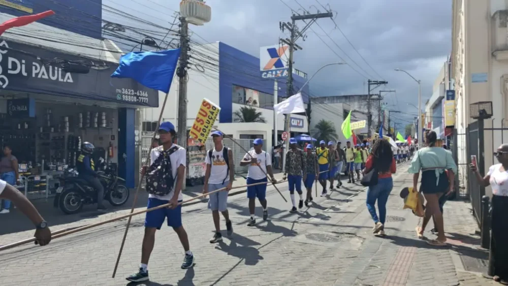 Pastor Isidório chama atenção nas ruas de Feira de Santana: “Contra as drogas e pela paz”