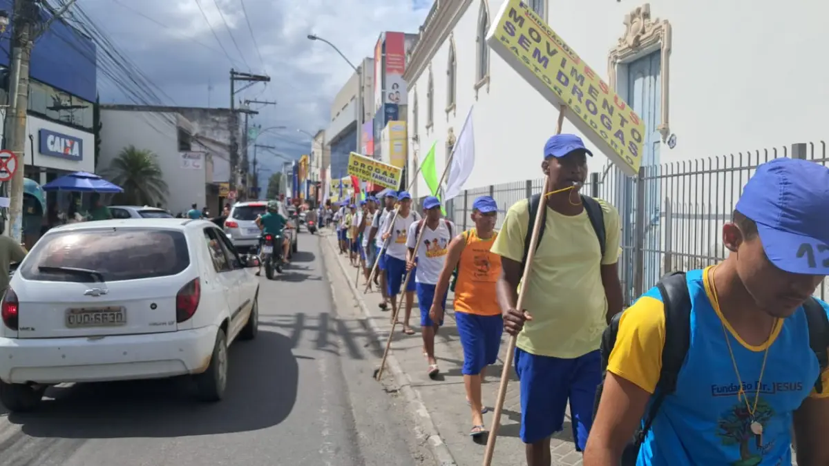Pastor Isidório chama atenção nas ruas de Feira de Santana: “Contra as drogas e pela paz”