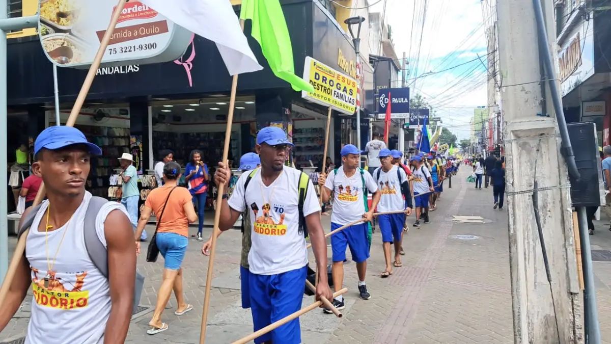 Pastor Isidório chama atenção nas ruas de Feira de Santana: “Contra as drogas e pela paz”