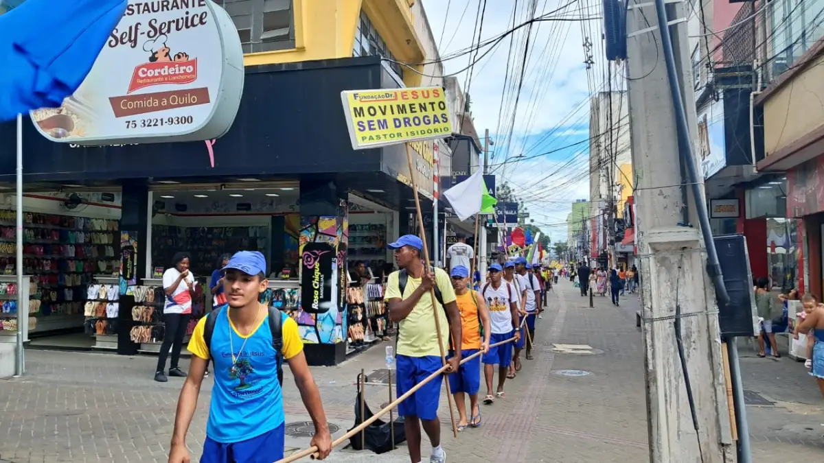 Pastor Isidório chama atenção nas ruas de Feira de Santana: “Contra as drogas e pela paz”