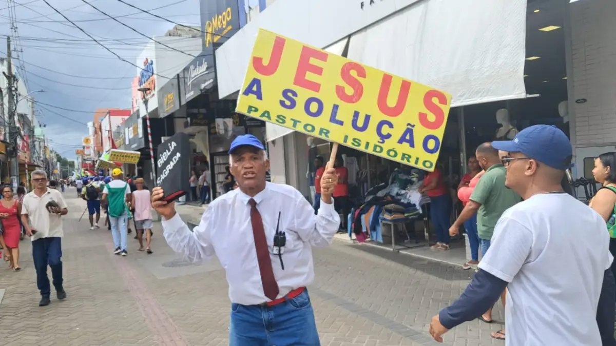 Pastor Isidório chama atenção nas ruas de Feira de Santana: “Contra as drogas e pela paz”