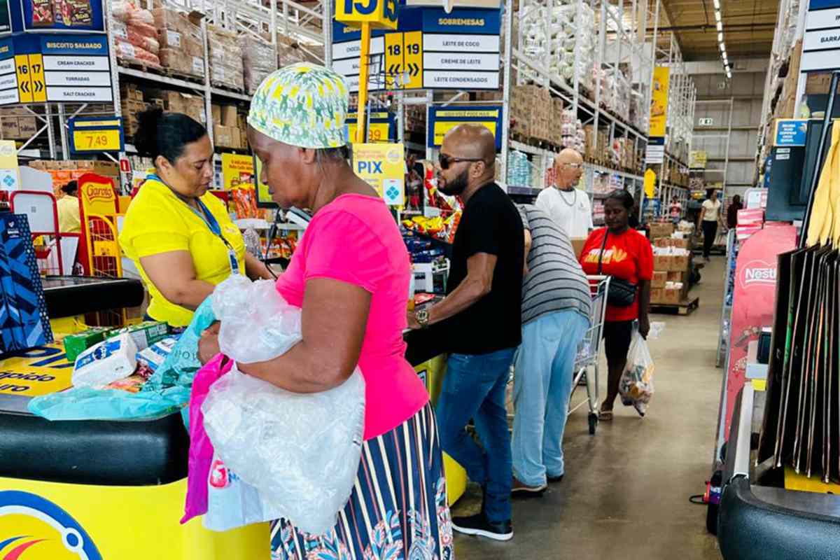 Pessoas fazendo compras em supermercado