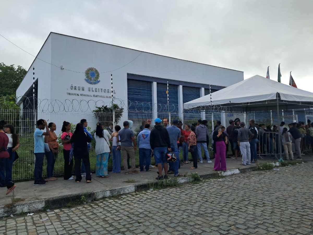 População reclama de atendimento no mutirão do Fórum da Justiça Eleitoral de Feira de Santana