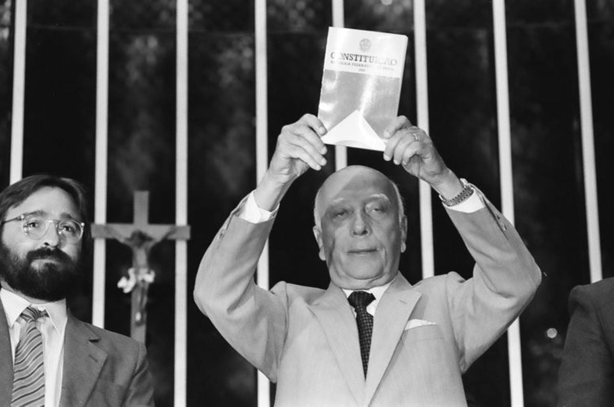 Presidente da Assembleia Nacional Constituinte, Ulysses Guimarães, ao promulgar a nova Constituição Federal de 1988 
