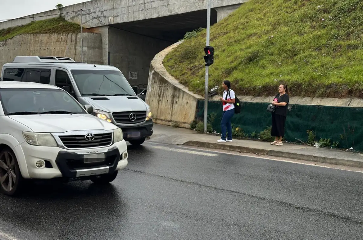 Moradores denunciam riscos diários no trânsito do bairro Sobradinho, em Feira de Santana
