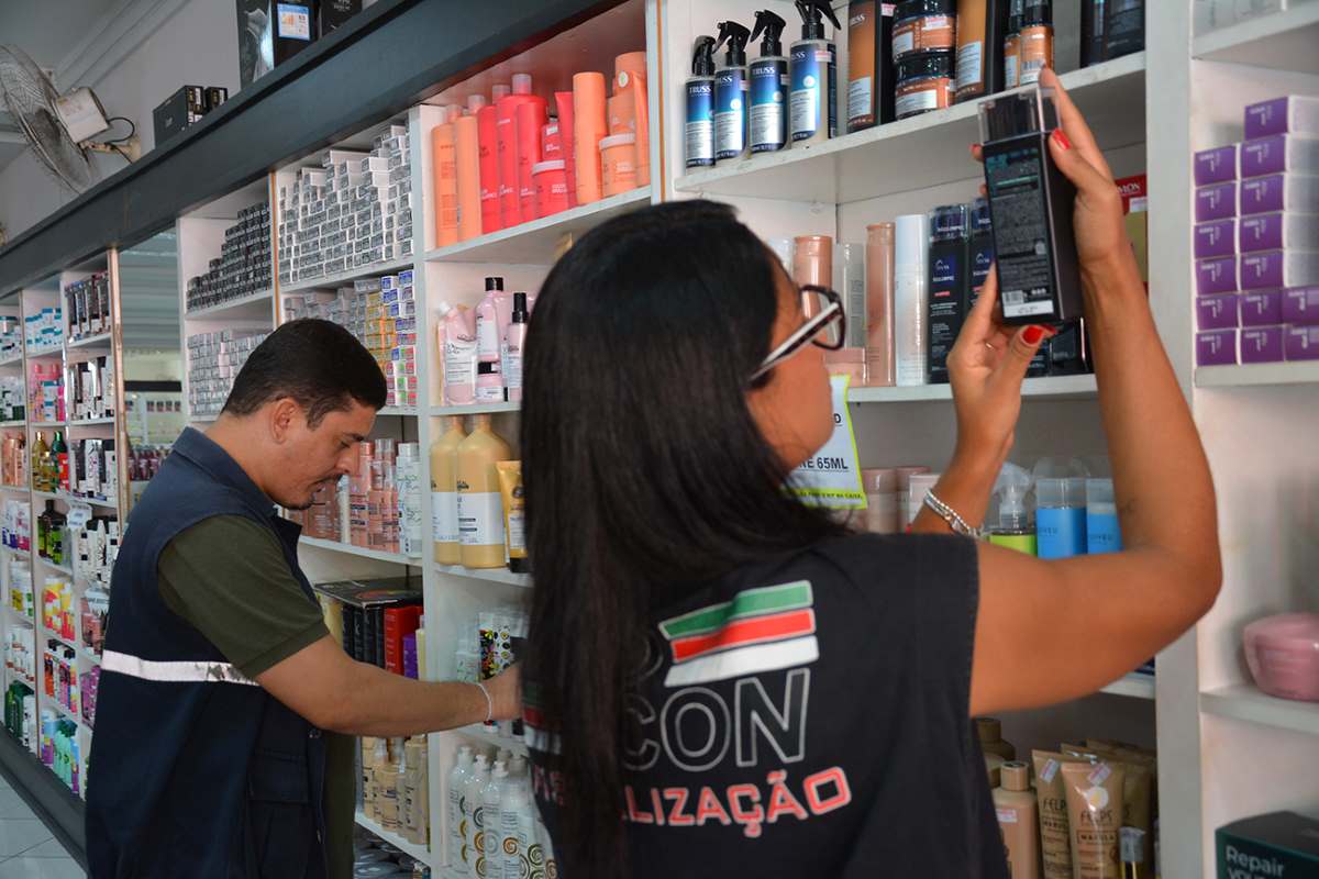 Procon notifica nove atacados por cobrança irregular de sacolas com propaganda