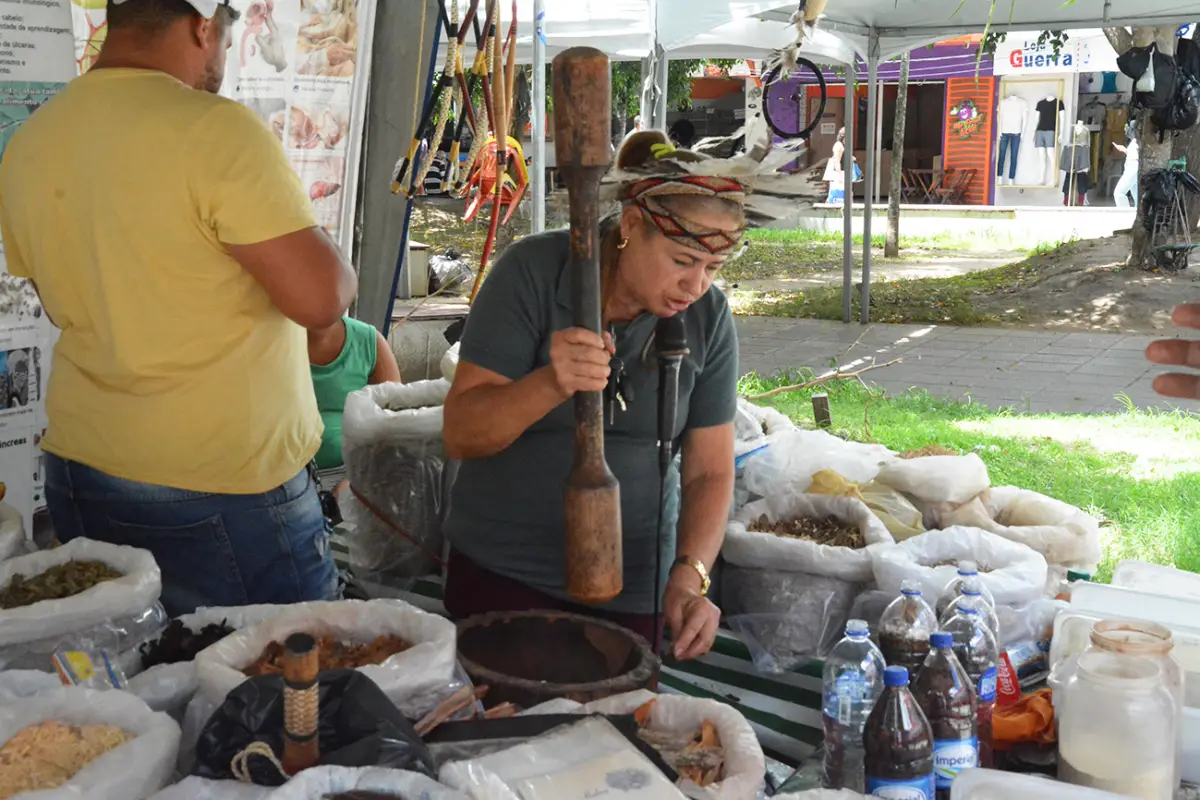 Medicina popular resiste ao tempo e segue presente em Feira de Santana com raizeiros e curandeiros