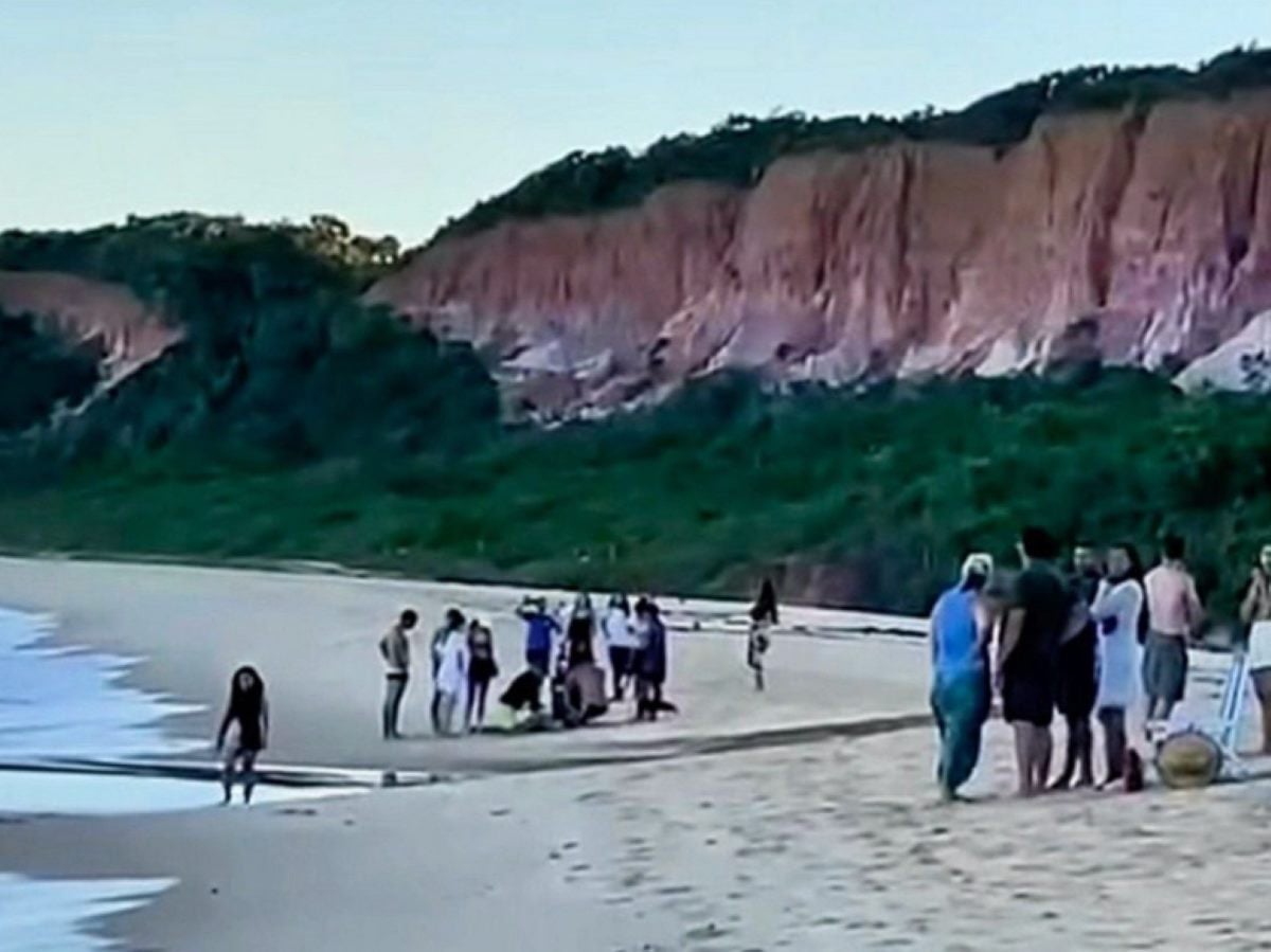 Turista de Minas Gerais morre após se afogar em praia de Arraial d'Ajuda