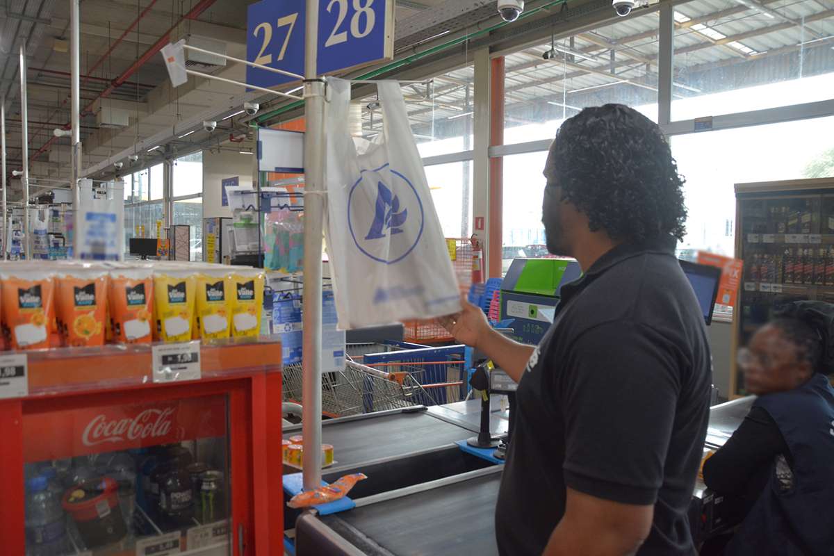 Procon autua três atacadistas por cobrança indevida de sacolas plásticas em Feira de Santana