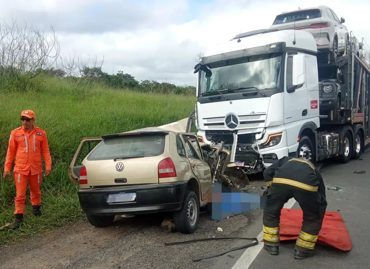 Acidente entre carro, carreta e caminhão na BR-116 deixa dois mortos e outros dois feridos