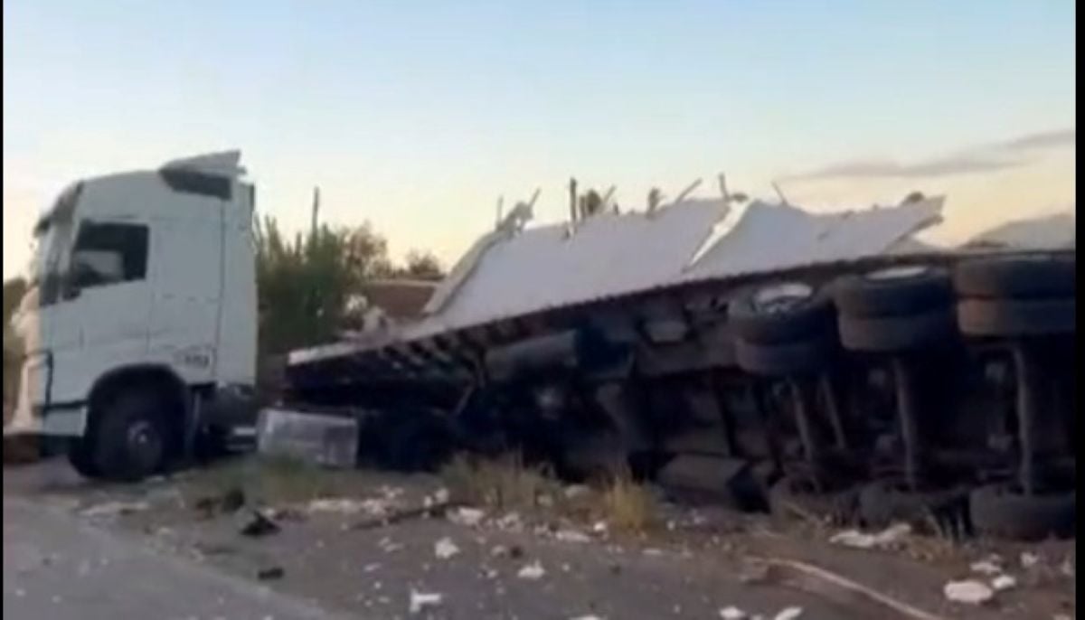 Acidente entre carretas