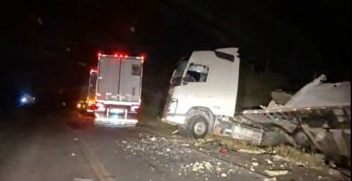 Acidente entre carretas