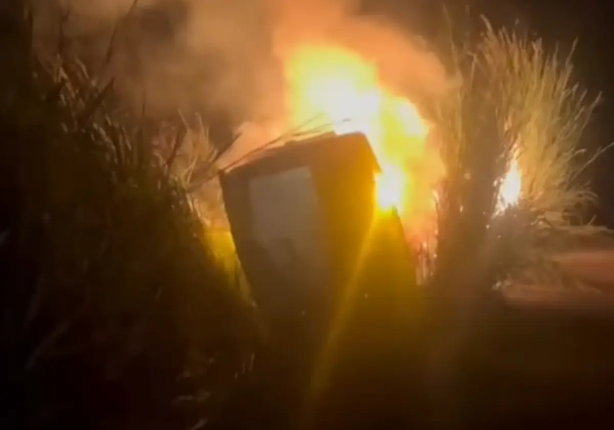 Acidente com animal provoca incêndio e destrói ambulância em Caraíbas; motorista fica ferido