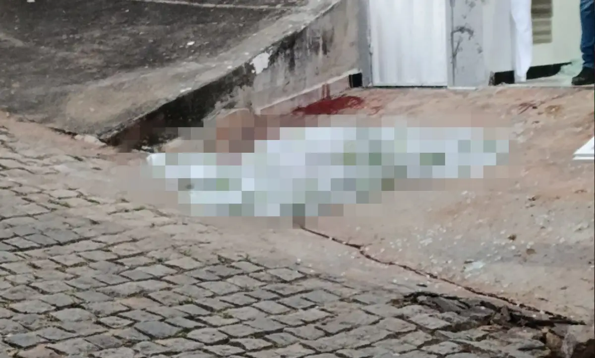 Avó e neto de 6 anos morrem após serem atropelados por carro em alta velocidadeAvó e neto de 6 anos morrem após serem atropelados por carro em alta velocidade