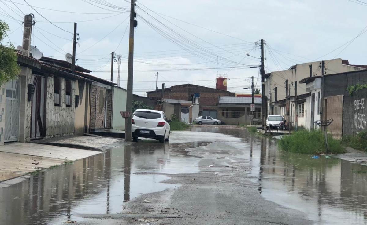 Escorpiões, risco de choque e casas alagadas: moradores denunciam abandono em bairros de Feira de Santana