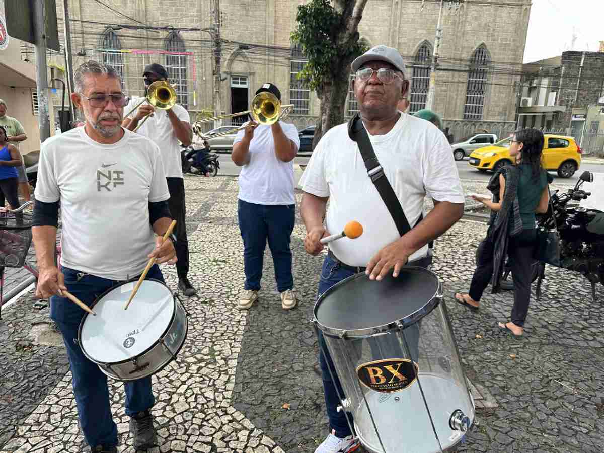 APLB realiza 'Café da Educação' e mobiliza professores em frente à Prefeitura de Feira de Santana