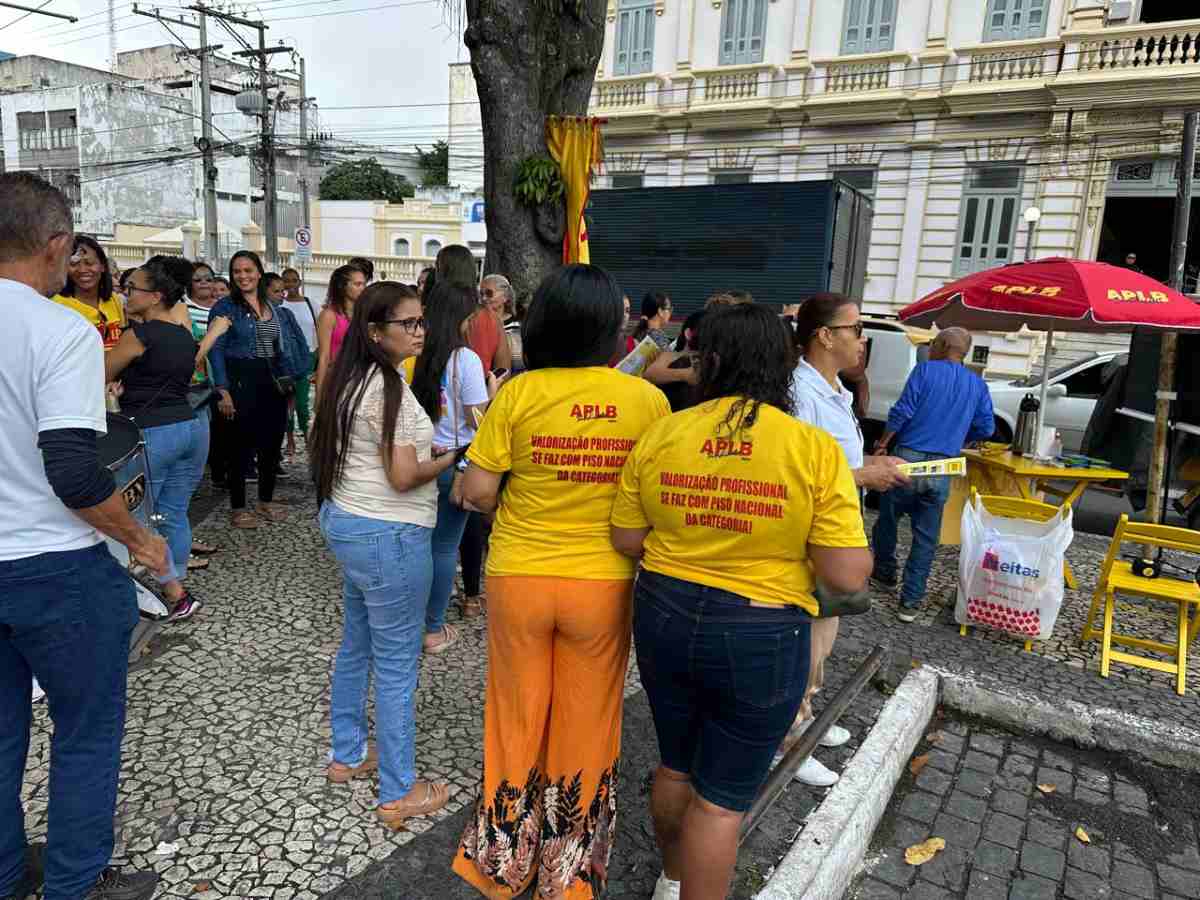 APLB realiza 'Café da Educação' e mobiliza professores em frente à Prefeitura de Feira de Santana