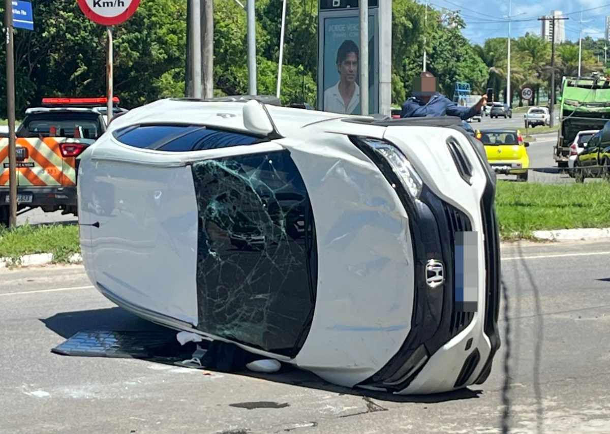 carro capotado roubado