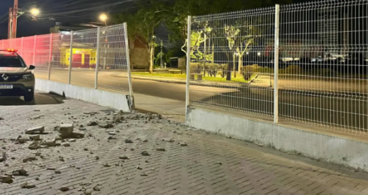 Adolescente com suspeita de embriaguez colide carro contra portão do Centro de Convenções em Feira de Santana